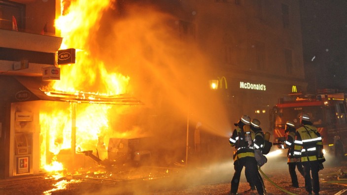 München heute: In der Feilitzschstraße brannten nach der Explosion einige Gebäude, die Versicherung will deshalb nun 410 000 Euro von der Stadt München.