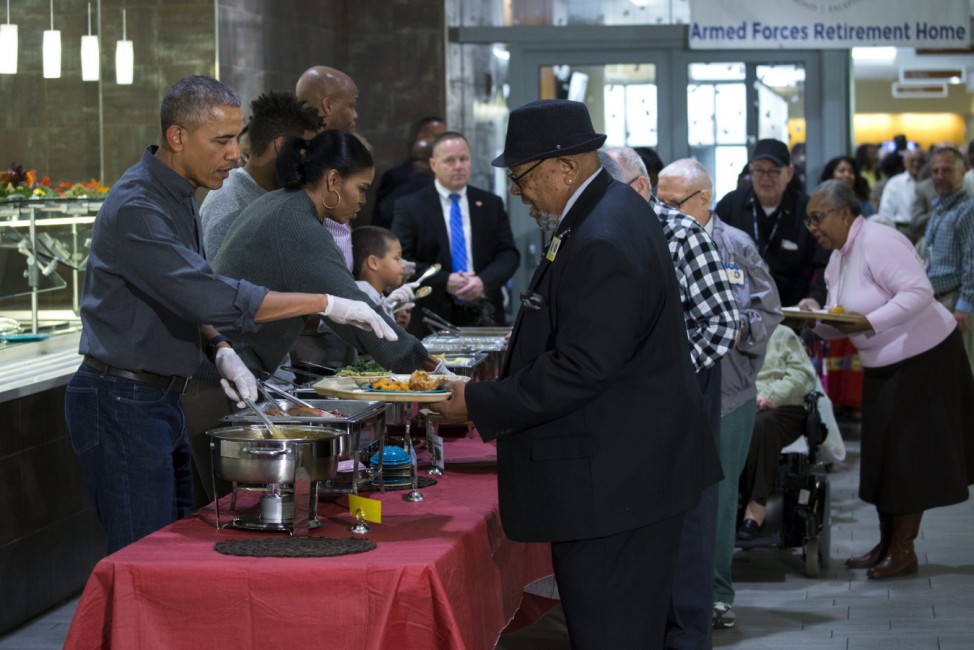 US President Barack Obama serves dinner at the Armed Forces Retir