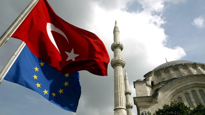 Türkische und EU-Flagge