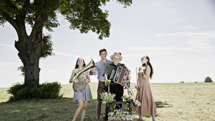 Wellbappn: Hans Well mit seinen Kindern Sarah, Tabea und Jonas