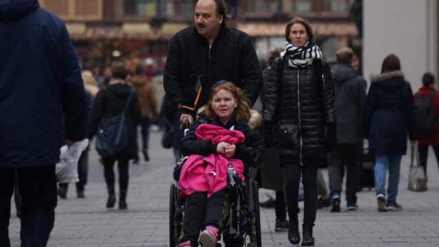 München: Allen, die auf Rollator oder Rollstuhl angewiesen sind, bleibt in der City vieles versagt.