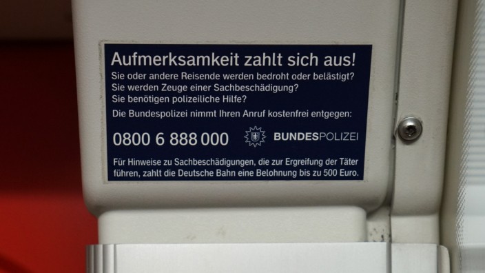 S-Bahn München: Das Hinweisschild der Bundespolizei in der S-Bahn - leider bringt ein Anruf unter dieser Nummer gar keine schnelle Hilfe.