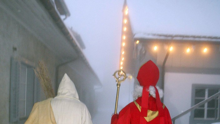 Schweizer Nikolaus und Knecht Ruprecht im Schnee