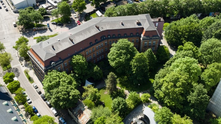 Die alte, denkmalgeschützte Kriegsakademie an der Pappenheimstraße 14. Die Telekom will das Gebäude und etwa 10000 Quadratmeter Fläche verkaufen; das Areal soll mit Neubauten zu dem Neubauquartier "Artists" entwickelt werden.