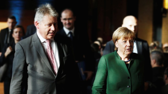 Bundestagswahl: Bruno Kahl, der neue Präsident des Bundesnachrichtendienstes, neben der Bundeskanzlerin Angela Merkel beim 60. Jahrestag des BND in Berlin.