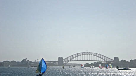 Wohnen in Sydney: Alles drauf: Hafenbecken, Segelboote, Oper (links hinten) und die Harbour Bridge