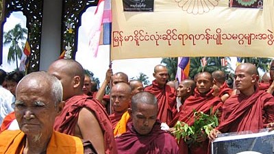 Lage in Birma spitzt sich zu: Mönche gegen Militärs: buddhistische Geistliche beim Protest in Rangun