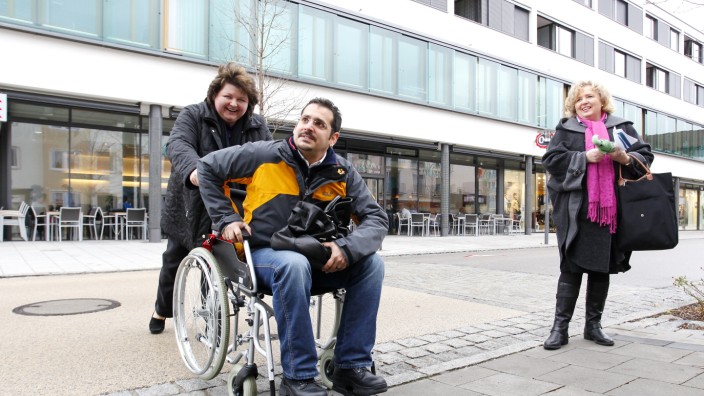 Geretsried: Der Arbeitskreis für Behinderte hat vor Jahren schon einen Stadtrundgang gemacht (hier mit Sabine Gus-Mayer, Tim Kaufmann und Gabriele Wurst).