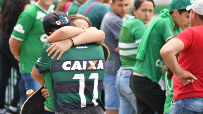 Nach Flugzeugabsturz in Kolumbien: "Das ist ein sehr, sehr trauriger Tag für den Fußball": Menschen trauern im Stadion des verunglückten Fußballteams.