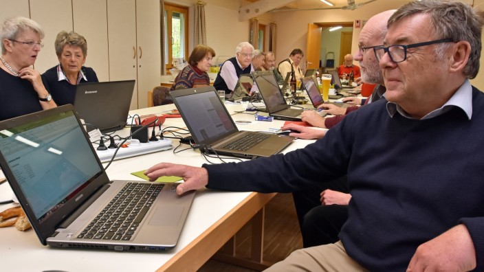Feier: Josef Wild vom Grafrather Senioren-Computertreff hat ein Auge auf seinen Laptop.