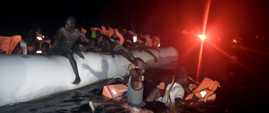 Flüchtlinge: Diese Flüchtlinge wurden vor der libyschen Küste gerettet. Tausende andere hatten weniger Glück: 2016 ist das bisher tödlichste Jahr für Migranten.
