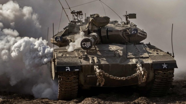 Israel: Israelischer Panzer an Syriens Grenze: Das Land wehrt sich gegen Damaskus' Waffenlieferungen an die libanesische Hisbollah-Miliz.