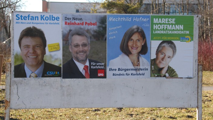 Karlsfeld: Die Plakatwand am Karlsfelder Hallenbad reichte bei der Kommunalwahl 2008 nur für die drei Bürgermeisterkandidaten und eine Landratskandidatin.