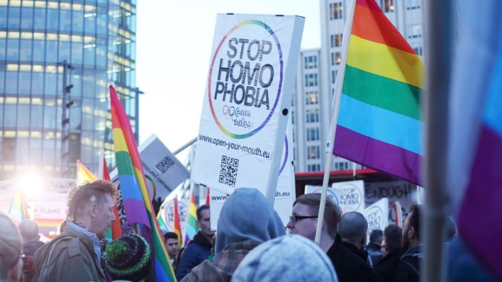 Stop Homo Phobia DEU Berlin 20140223 demo am Potsdamer Platz Rainbow Fahnen gegen Diskriminierung
