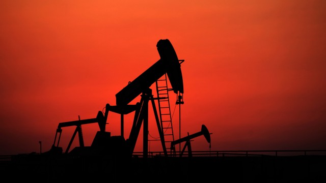 Ölpreis: In den verganenen Monaten pumpten die Ölfördertürme im Nahen Osten an der Kapazitätsgrenze. Jetzt wollen die Opec-Staaten weniger fördern.