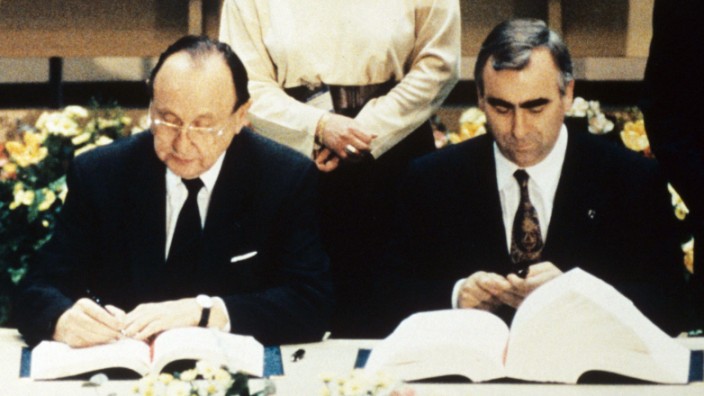Genscher unterzeichnet Maastrichter Vertrag