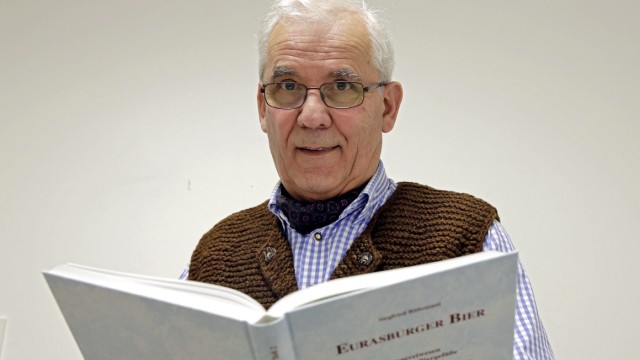 Eurasburg: Siegfried Rübensaal mit seinem Bier-Buch.