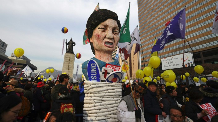 Südkorea: Park Geun-hye und die Konzerne in Fesseln: Etwa 1,7 Millionen waren am Samstag allein in Seoul gegen korrupte Politik auf die Straße gegangen, unter anderem mit dieser Park-Pappfigur.