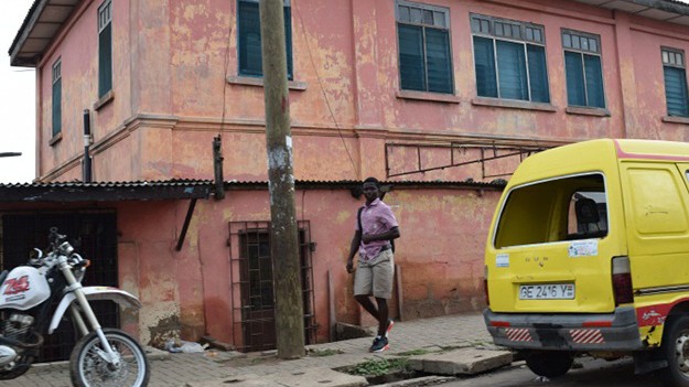 Ghana: Hinter dieser bröckelnden Fassade verbirgt sich sicherlich nicht die echte US-Botschaft.
