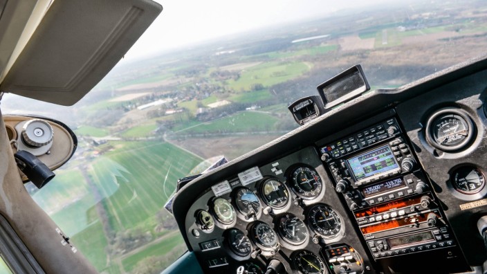 Sportflugzeug Sportfliegerei Cockpit einer Cessna während des Fluges xAGJPGx