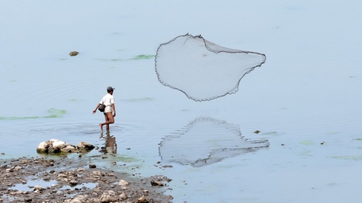 Südostasien: Ein Fischer wirft in Laos sein Netz in den Mekong. Die Staudämme, die in dem Fluss gerade entstehen, haben dramatische Auswirkungen auf die Fischvorkommen.