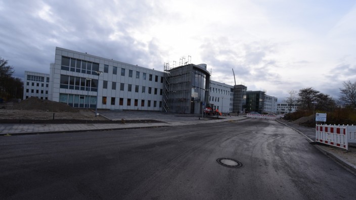 Unterschleißheim: Wenn der Business Campus fertig gestellt ist, wird mit zusätzlichem Verkehr gerechnet. Der Stadtrat hat sich mit zusätzlichen Fahrspuren befasst, aber auch mit neuen Wegen für Fußgänger und Radfahrer.
