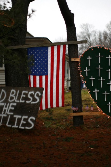 Ein Zeichen der Trauer für die Opfer in der Nähe der Sandy Hook Grundschule in Newtown. Dort wurden zwölf Mädchen, acht Jungen und sechs Frauen bei einer Schießerei getötet.