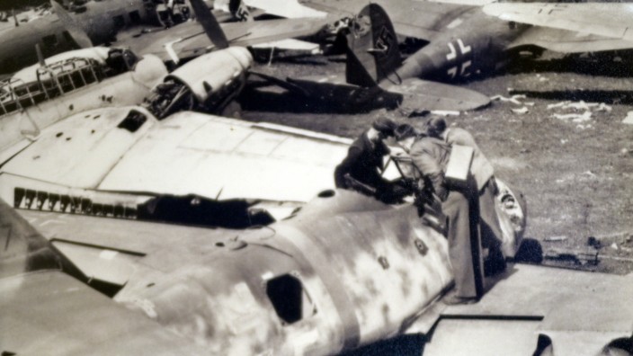 Hofoldinger Forst: Nach Kriegsende kletterten Zivilisten in die Flugzeugkanzeln und mancher von ihnen nahm sich ein Souvenir mit.