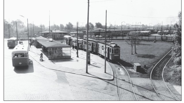 Das Straßenbahnnetz wird erweitert: Ein Bild aus dem Jahr 1960: Die erste Wendeschleife am Vogelweideplatz war auf dem Grundstück des alten Gaswerks entstanden.