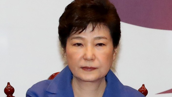 Regierungskrise in Südkorea: Südkoreas Präsidentin Park Geun-Hye erklärt sich bei einer dringlich einberufenen Kabinettssitzung zu ihrer Amtsenthebung.