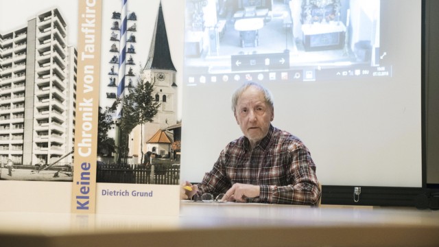 Ortsgeschichte: Dietrich Grund bei der Präsentation seiner Ortschronik.