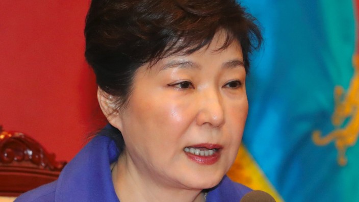 Amtsenthebungsverfahren in Südkorea: Südkoreas Präsidentin Park Geun-Hye erklärt sich bei einer Kabinettssitzung zu ihrem Amtsenthebungsverfahren.