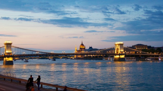 Ungarn: Die Kettenbrücke über die Donau in Budapest: Zugesagte Investitionsmittel für ihre Renovierung seien bis heute nicht ausbezahlt, klagt die Opposition.