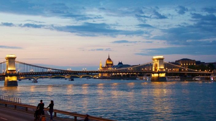 Europäische Union: Ungarns Hauptstadt Budapest: Eigentlich hatten sich 137 Staaten bei der OECD darauf geeinigt, für große Konzerne eine Mindeststeuer von 15 Prozent einzuführen. Jetzt bremst Ungarn.