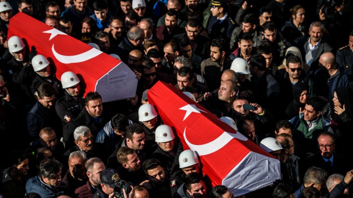 Türkei: Trauer in Istanbul - getötete Polizisten werden zu Grabe getragen.