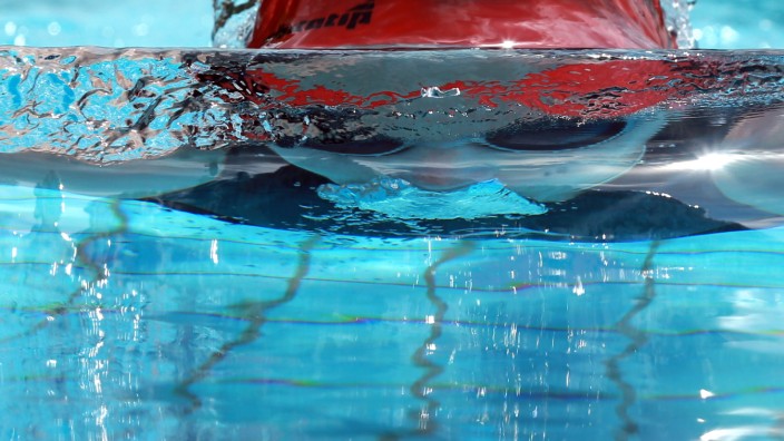 Bruck: Schwimmerin beim Bahnenschwimmen im Freibad