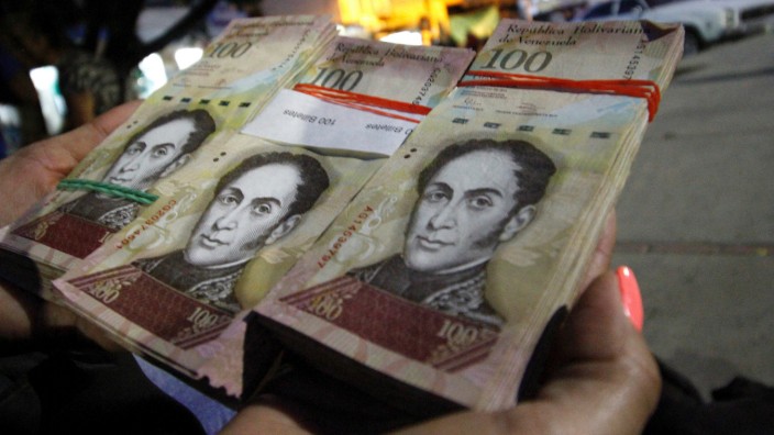 Südamerika: 100 Bolívares - auf dem Schwarzmarkt in Venezuelas Hauptstadt Caracas bekommt man dafür praktisch nichts. Ein Dollar ist derzeit etwa 4200 Bolívares wert.