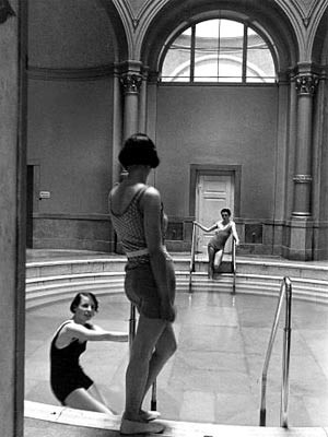 Innenansicht eines Hallenbades, 1936