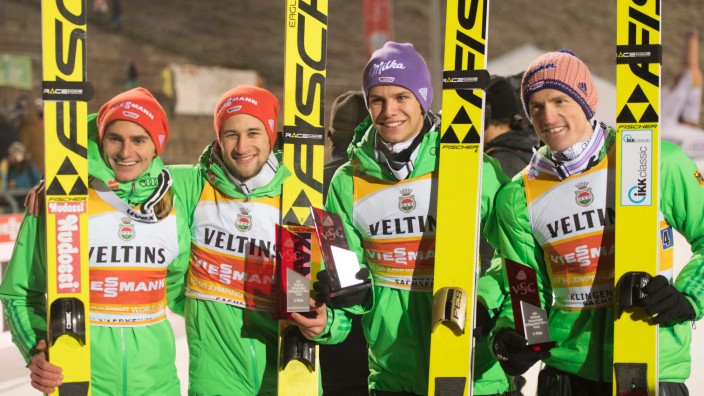 Skispringen: Platz sechs in Klingenthal, Platz sieben und Platz drei in Lillehammer: Markus Eisenbichler (zweiter von links) hat zu Beginn dieses Weltcup-Winters seine Form gefunden.