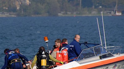 Bootsunfall am Tegernsee: Rettungstrupps  suchen den 67-jährigen Komparsen im Tegernsee, der bei Dreharbeiten aus einem gekenterten Kanu ins Wasser gefallen ist.