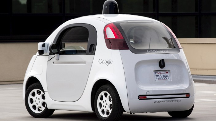 Ein selbstfahrendes Elektroauto von Google bei Testfahrten mit Journalisten