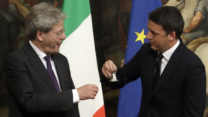 Italien: Das Glöckchen für den Neuen: Der bisherige Ministerpräsident Matteo Renzi (rechts) übergibt die Geschäfte an seinen Nachfolger Paolo Gentiloni.