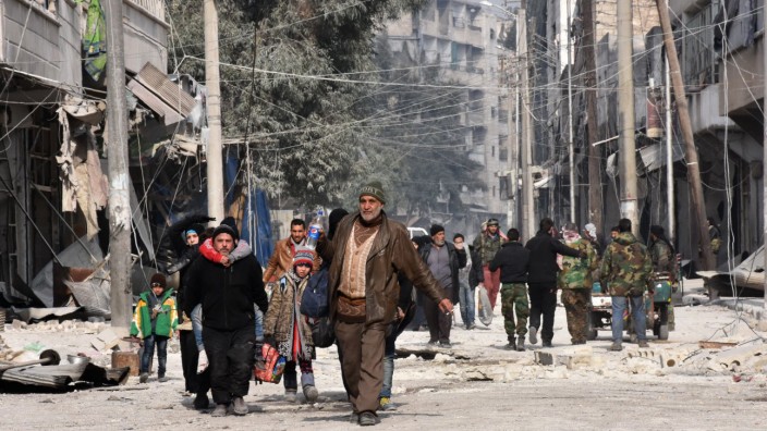 Syrien: Zwischen Trümmern, Stromkabeln und Soldaten: Bewohner von Ost-Aleppo fliehen nach der Einnahme durch Regierungstruppen aus ihrem Viertel.