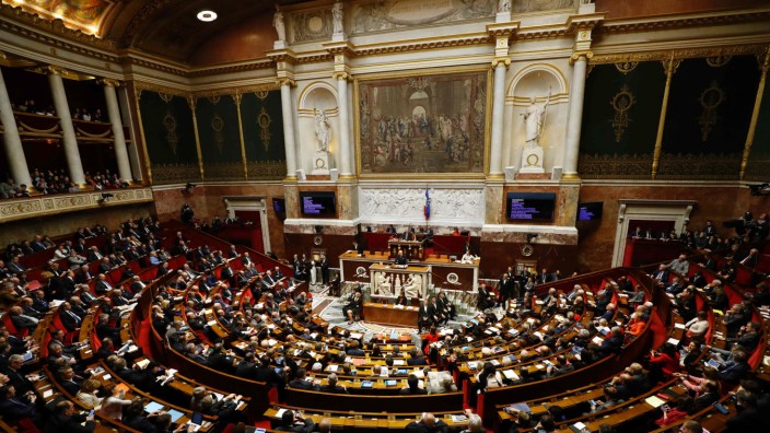 Frankreich: Die "Assemblée Nationale" - die Nationalversammlung - ist das französisches Unterhaus. Sie tagt in Paris und umfasst 577 Abgeordnete.