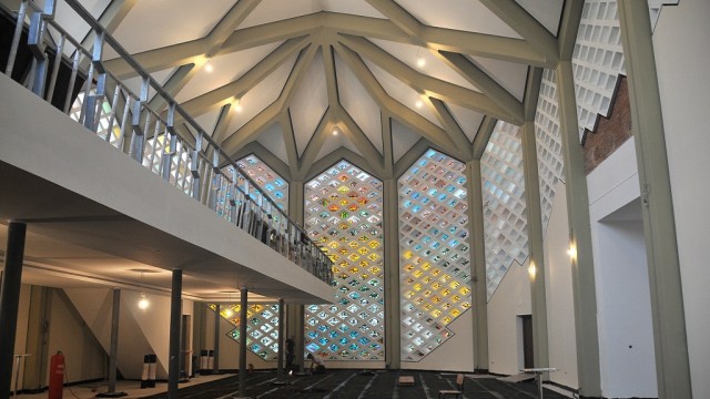 Integration von Muslimen: Der Innenraum der ehemaligen Kapernaumkirche in Hamburg Horn, die derzeit zu einer Moschee umgebaut wird.