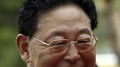 Süd- und Nordkorea: Der nordkoreanische Ministerpräsident Kim Yong Il (nicht zu verwechseln mit dem nordkoreanischen Staatschef Kim Jong Il) wird vom südkoreanischen Regierungschef Han Duck Soo in Seoul empfangen