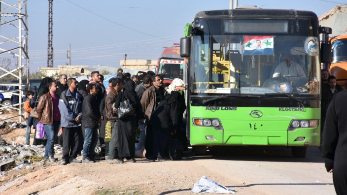 Syrien: Schon am 9. Dezember hatten syrische Regierungskräfte Busse bereitgestellt - wie hier im Dorf Aziza am Rande Aleppos (Archivbild).