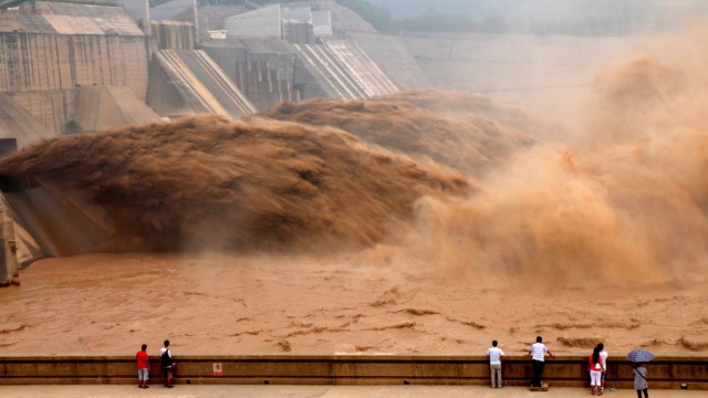 China: Der Xiaolangdi-Staudamm ist eines von vielen Kraftwerken am Gelben Fluss - Umweltschützer kritisieren den Ausbau der Technik.