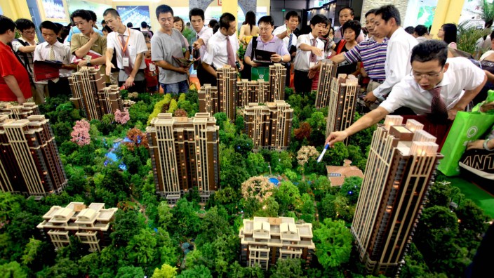 Immobilienmarkt in China: Die Nachfrage nach Immobilien ist so gewaltig, dass nicht jeder, der Geld hat, sie auch besichtigen darf. Kaufwillige in Peking bekommen oft nur das Modell zu sehen.