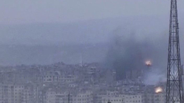 Krieg in Syrien: Auf Videostandbildern des Nachrichtensenders Al-Mayadeen vom Mittwoch sollen Granateinschläge in Ost-Aleppo zu sehen sein.